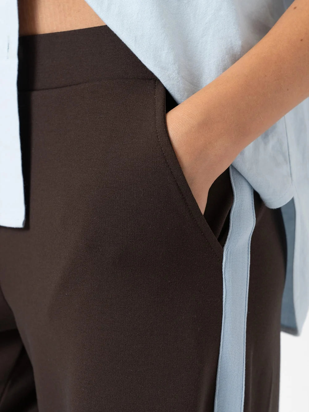 AMALFI | PANTALÓN WIDE LEG CON RAYA LATERAL