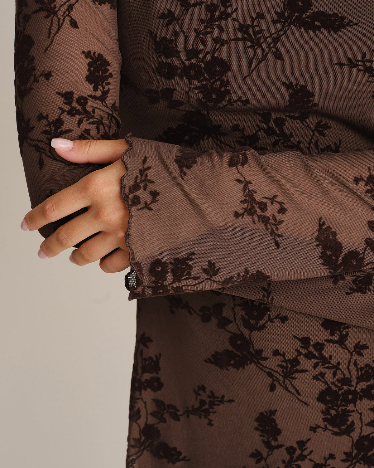 RAVELLO | VESTIDO CORTO DE TUL CON FLORES EN RELIEVE Y MANGA ACAMPANADA